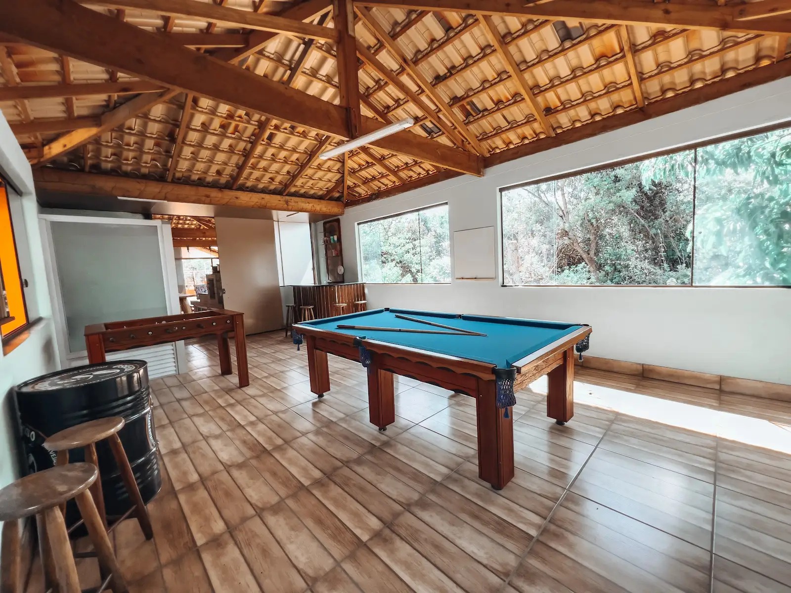 Salão de jogos com sinuca e totó