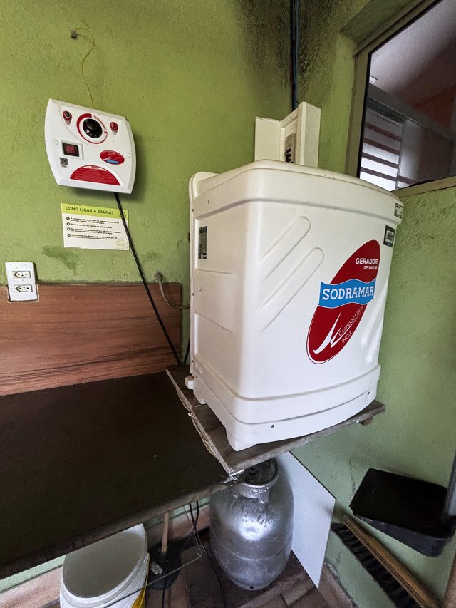 Área de Serviço — Bancada com tanque e produtos de limpeza