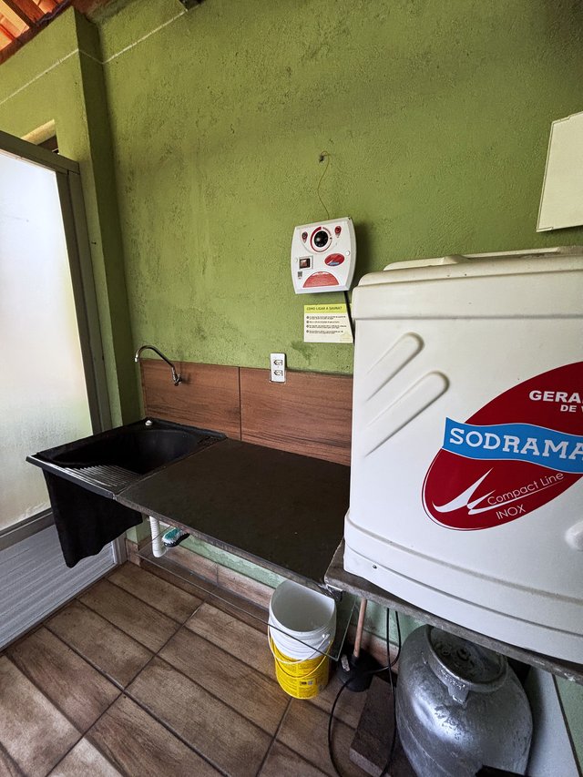 Área de Serviço — Máquina de lavar e prateleira organizada