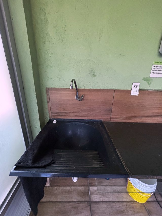 Área de Serviço — Varal coberto com vista para o jardim