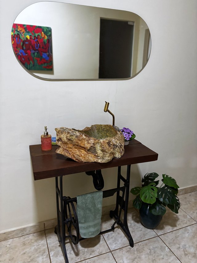 Banheiro — Área do vaso com revestimento claro e ducha higiênica
