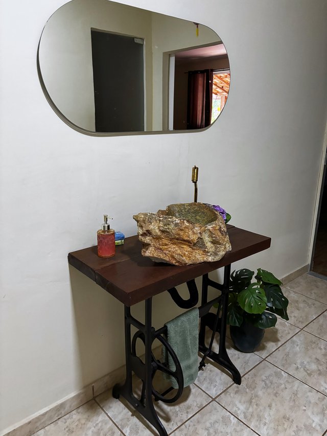 Banheiro — Bancada com cuba de embutir e luminária moderna