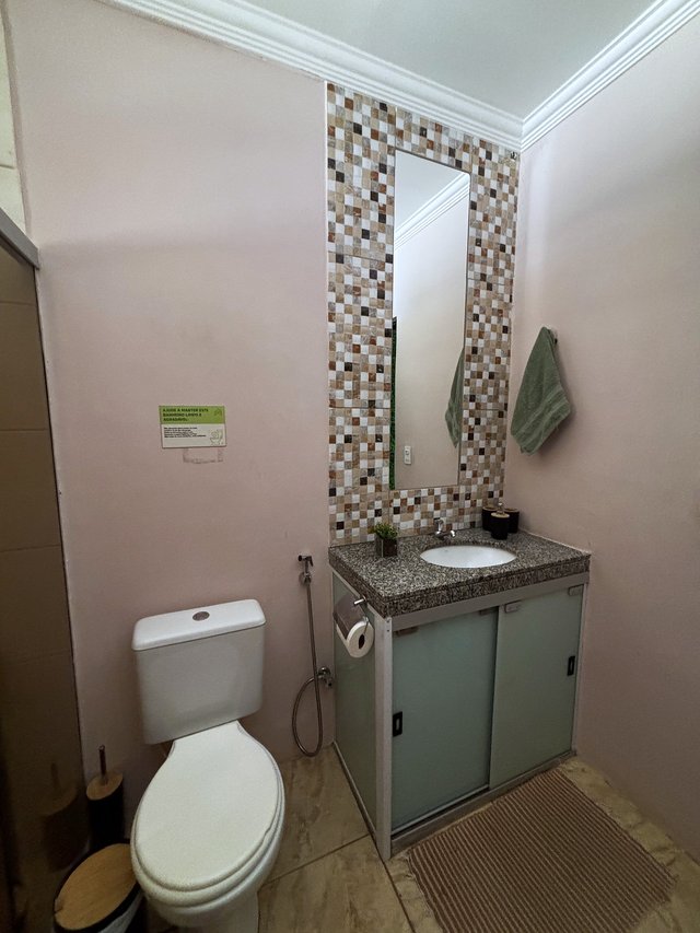 Banheiro — Revestimento em mosaico colorido e bancada em granito