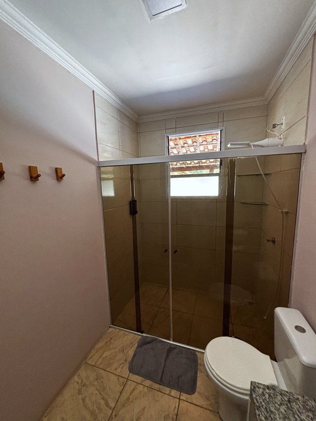 Banheiro — Rotina sem pressa, com piso em cerâmica clara