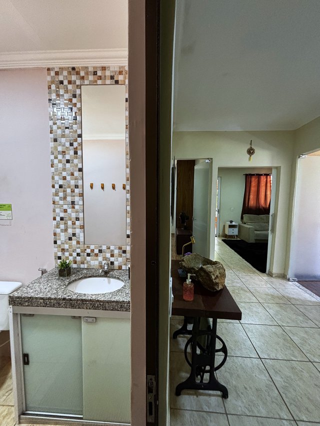 Banheiro — Vista do lavabo com saboneteira em cerâmica