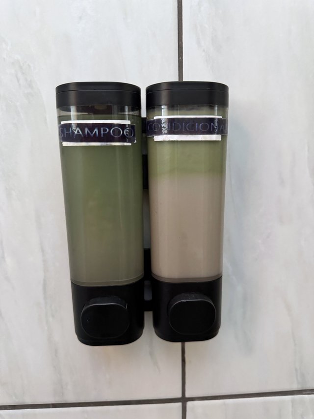 Banheiro — Espelho com bancada e iluminação natural