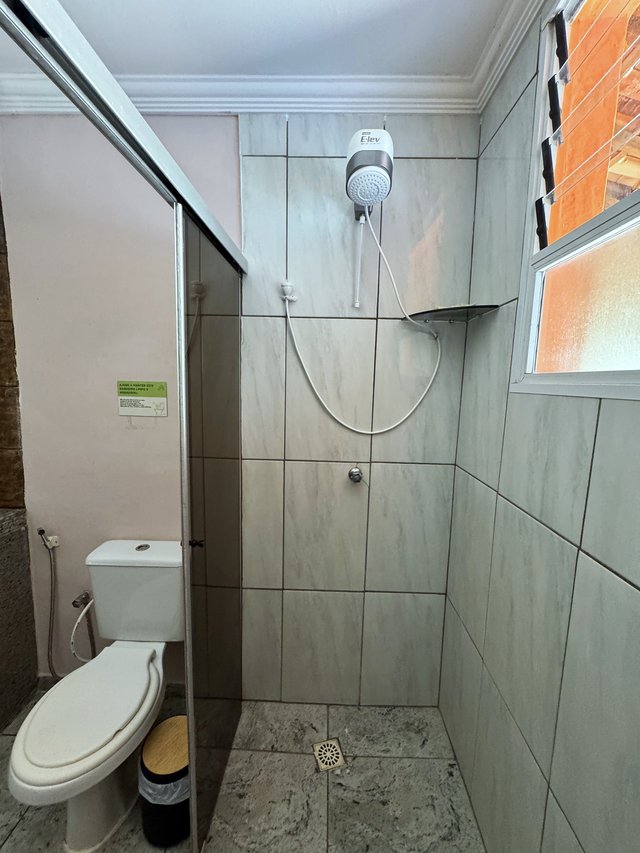 Banheiro — Chuveiro e ducha higiênica em revestimento marmorizado