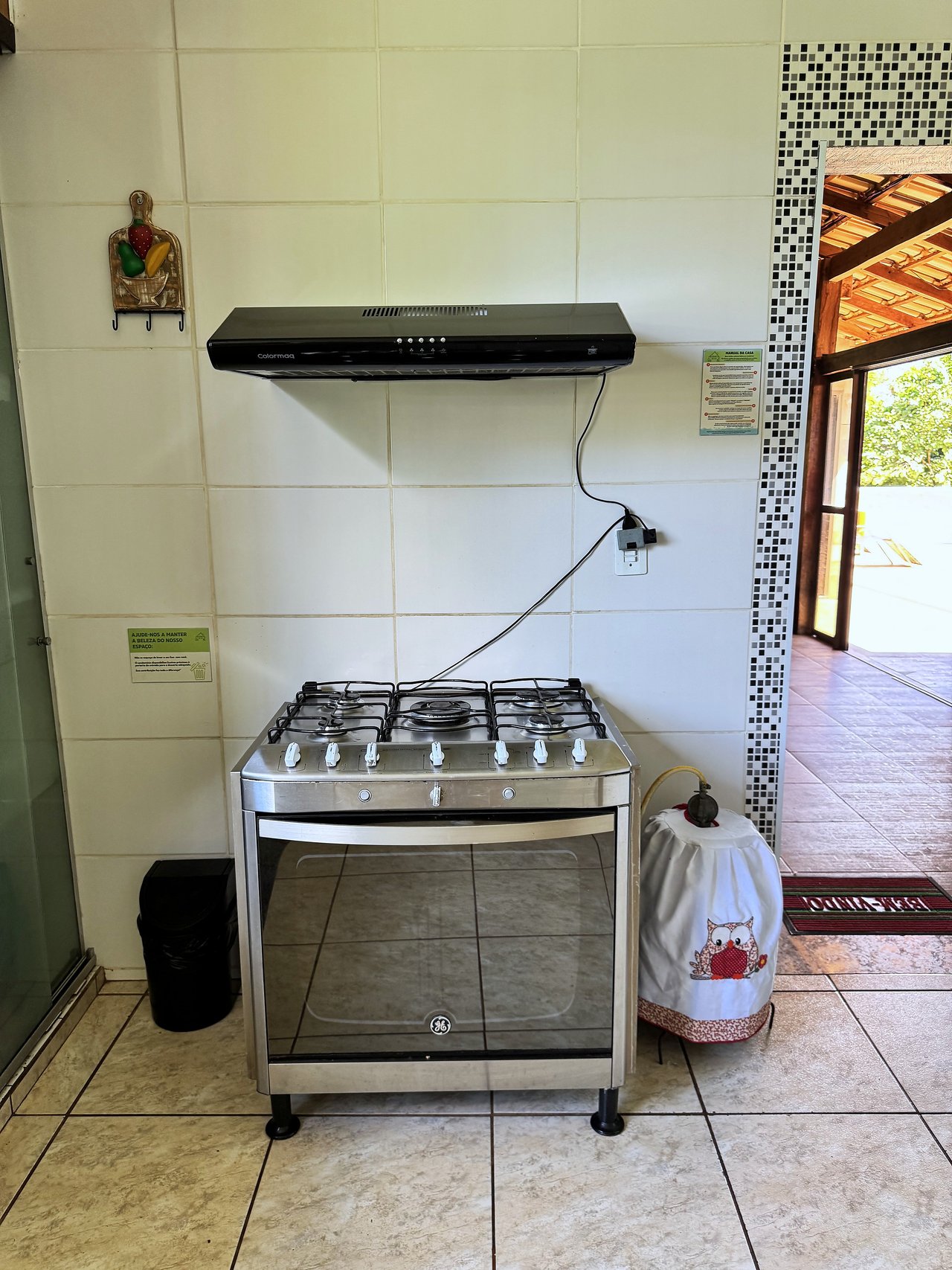 Cozinha — Fogão a gás de seis bocas com coifa e passagem para o rancho