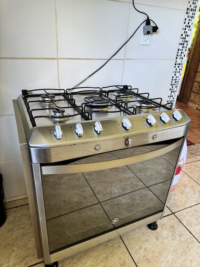 Cozinha — Detalhe do fogão em aço inox com forno