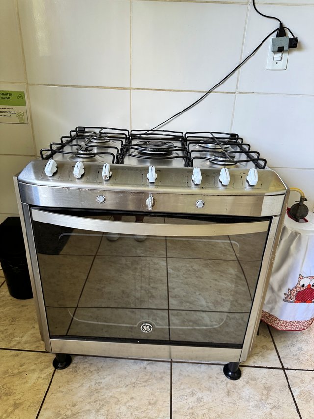 Cozinha — Armários brancos e parede em cerâmica clara