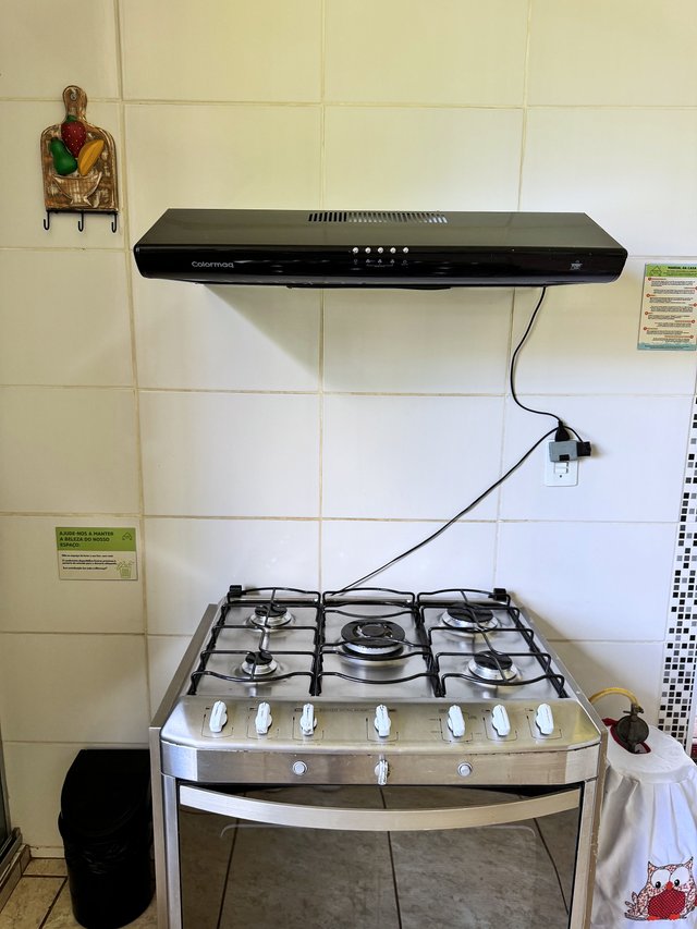 Cozinha — Vista do canto com geladeira e bancada