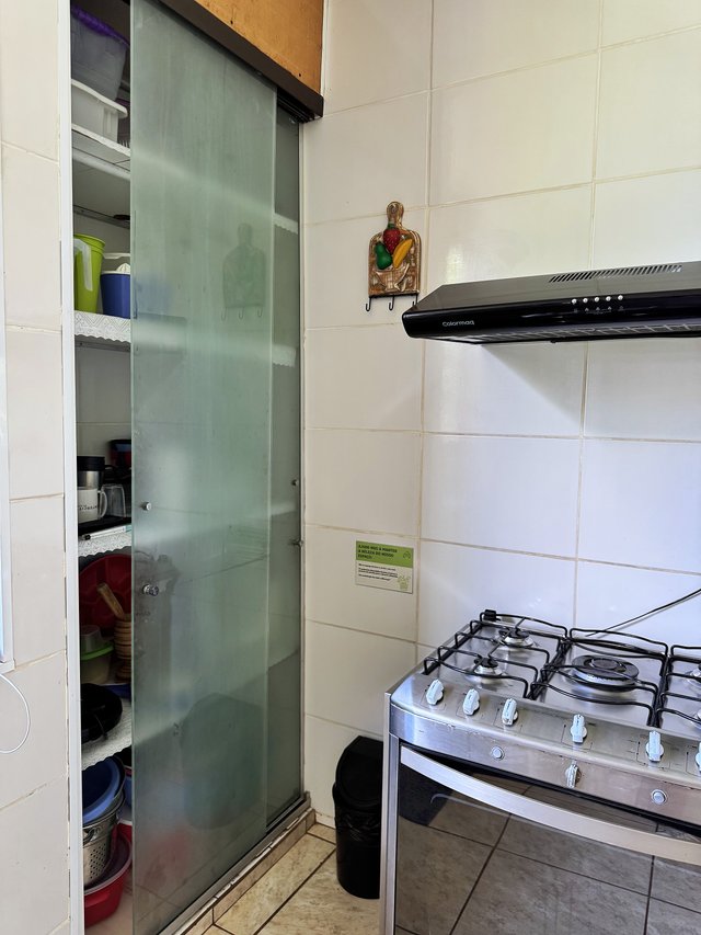 Cozinha — Fogão com porta corrediça de vidro para a despensa