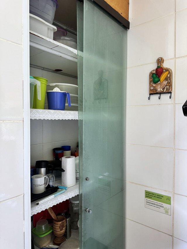 Cozinha — Interior da despensa com prateleiras organizadas