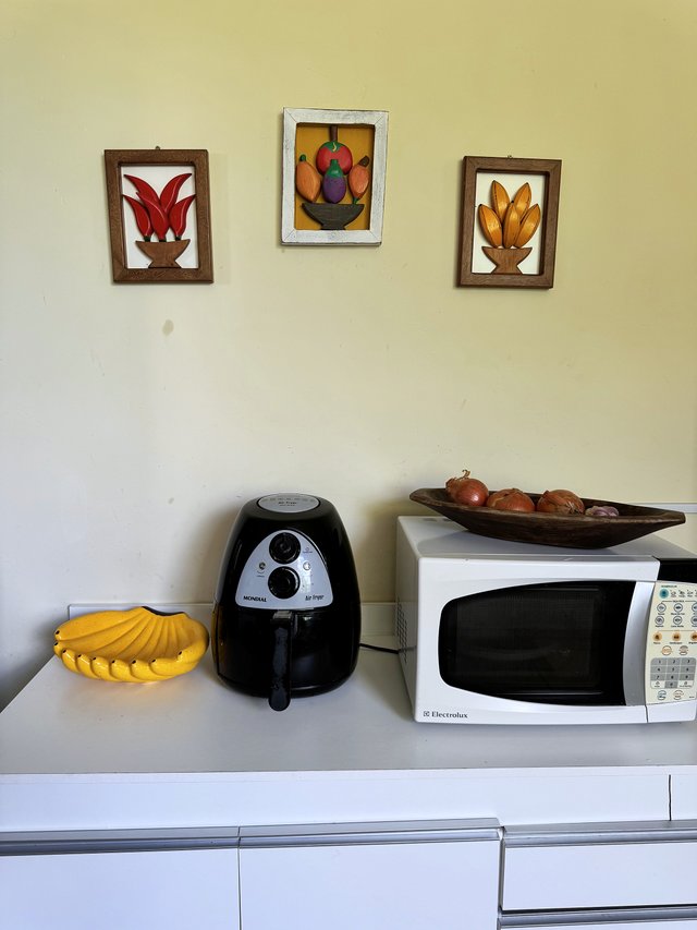 Cozinha — Armário branco com louça e utensílios