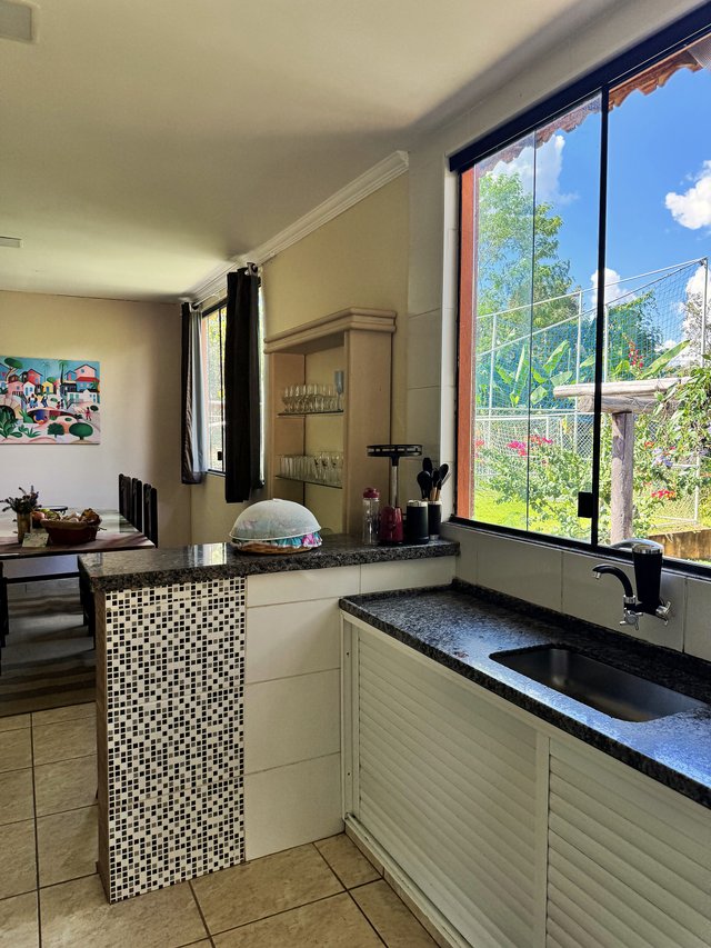 Cozinha — Vista da bancada com tábua de corte e potes