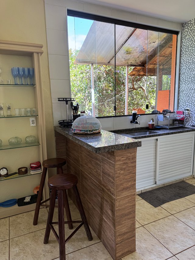 Cozinha — Espaço aberto com fogão, geladeira e passagem