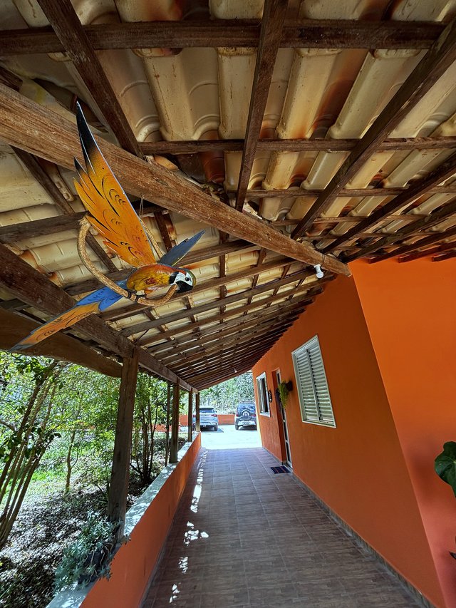 Exterior — Caminho coberto entre o rancho e a piscina
