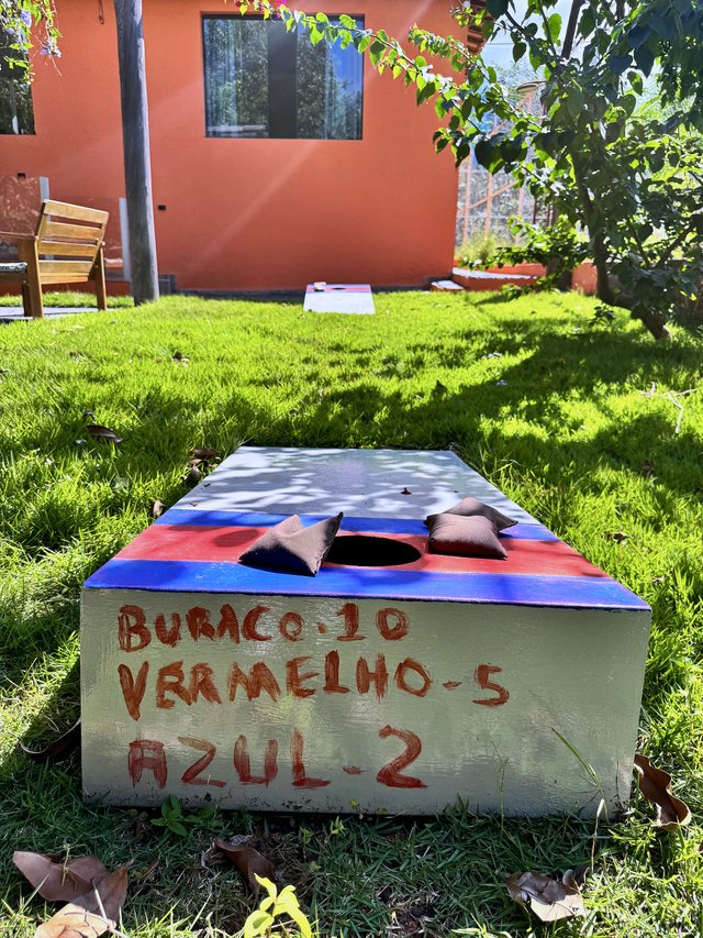 Exterior — Caminho ladrilhado entre canteiros floridos