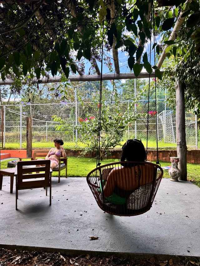 Exterior — Fachada com varanda coberta e plantas em vasos
