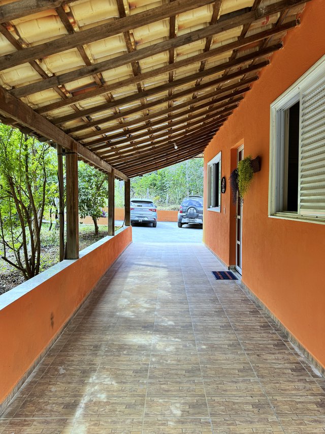 Exterior — Caminho com pedras e canteiros bem cuidados