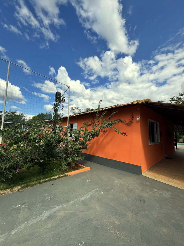 Exterior — Área aberta com vista para o pomar