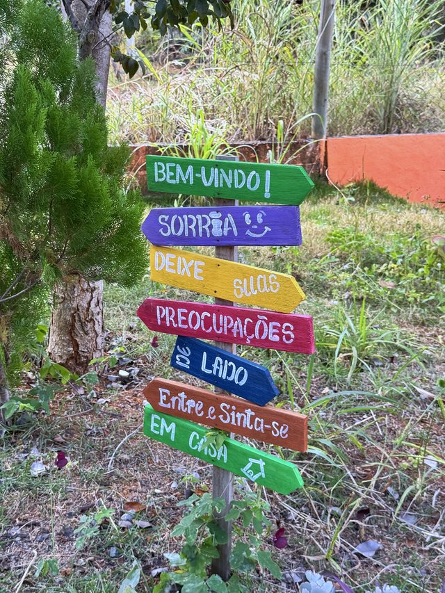 Exterior — Jardim com canteiros e cerca de madeira