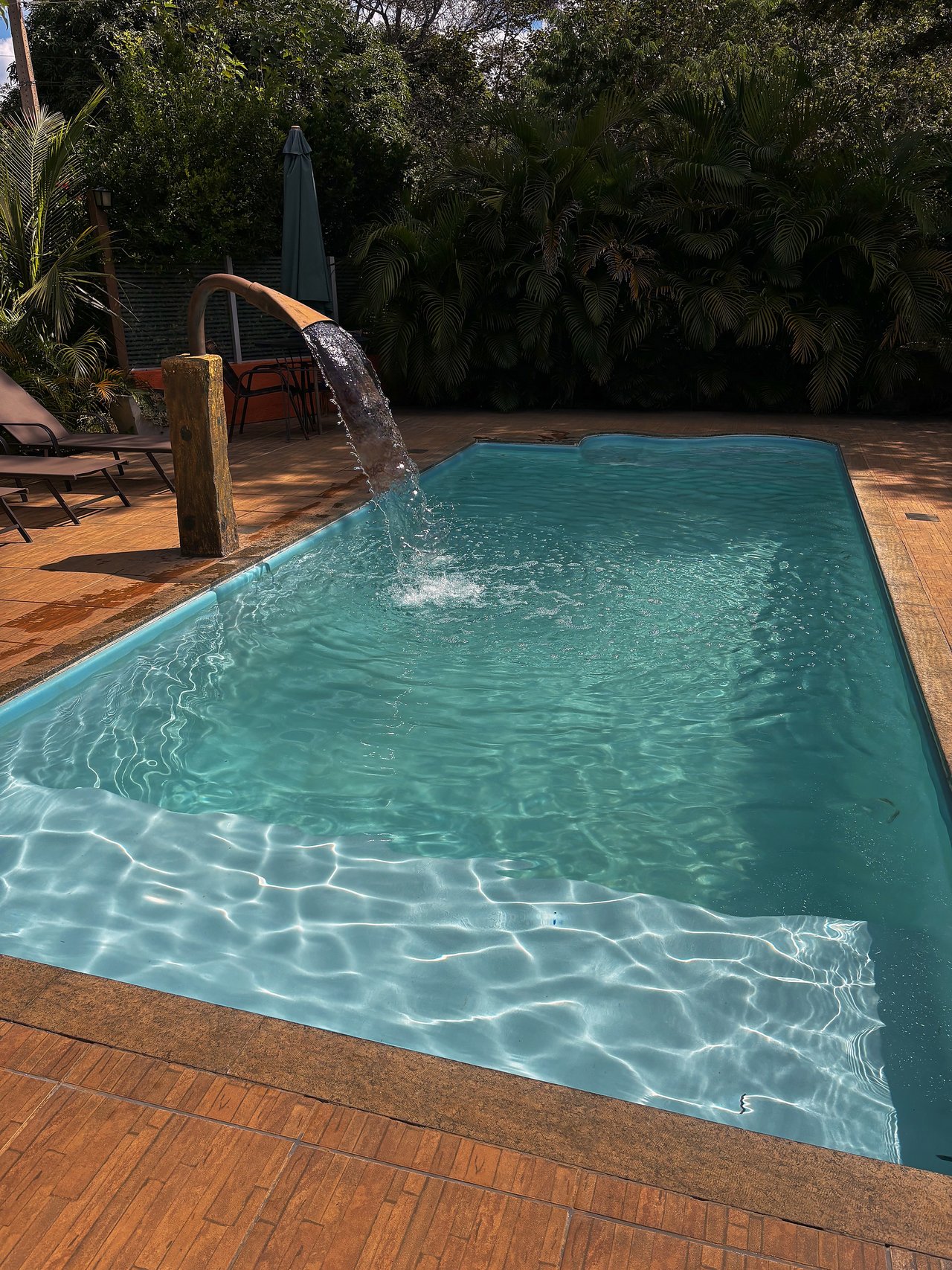 Piscina aquecida solar com cascata