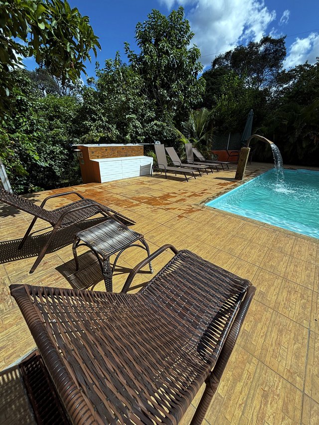 Piscina — Borda com piso aquecido e cascata em primeiro plano