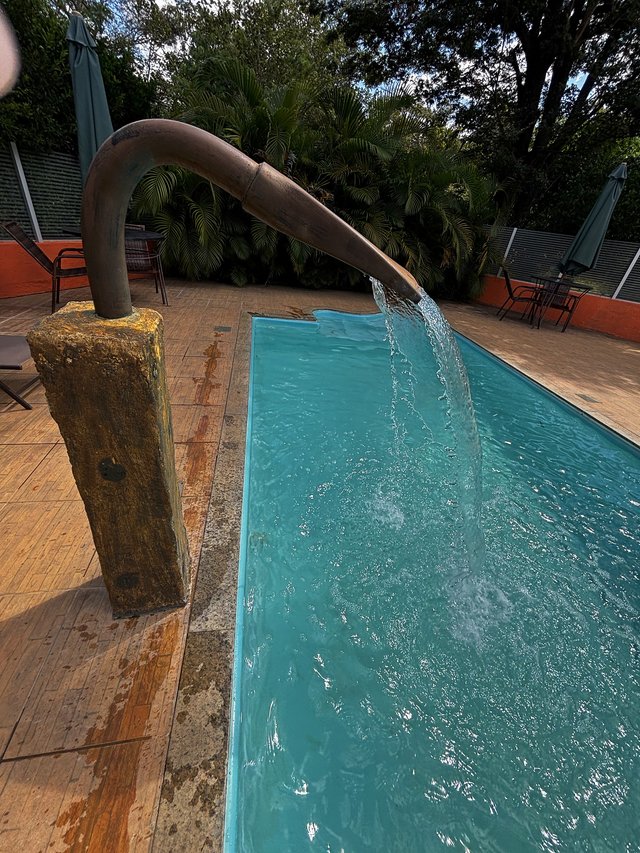 Piscina — Deck com mesa, cadeiras e ombrelone