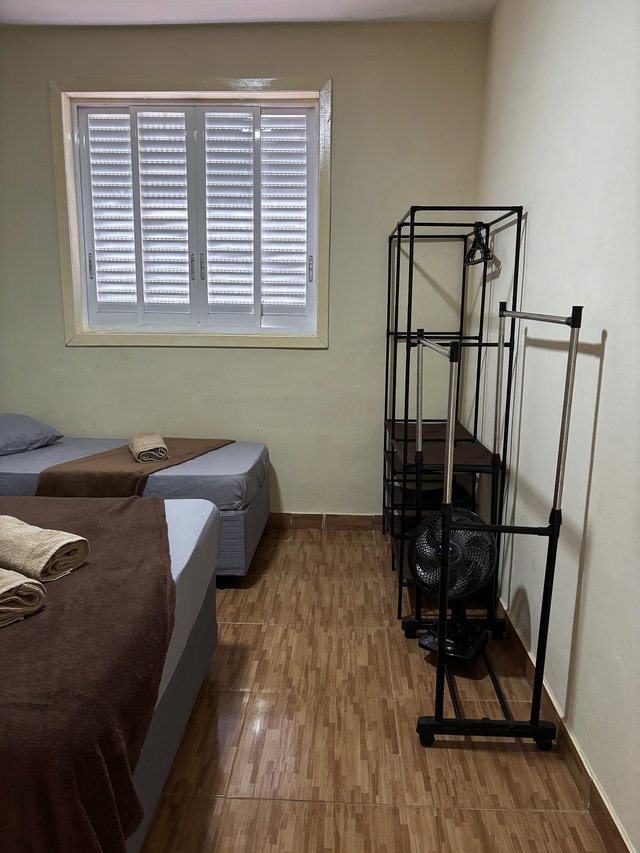 Quarto Azul — Para noites tranquilas, com a cama de casal com mesa de cabeceira