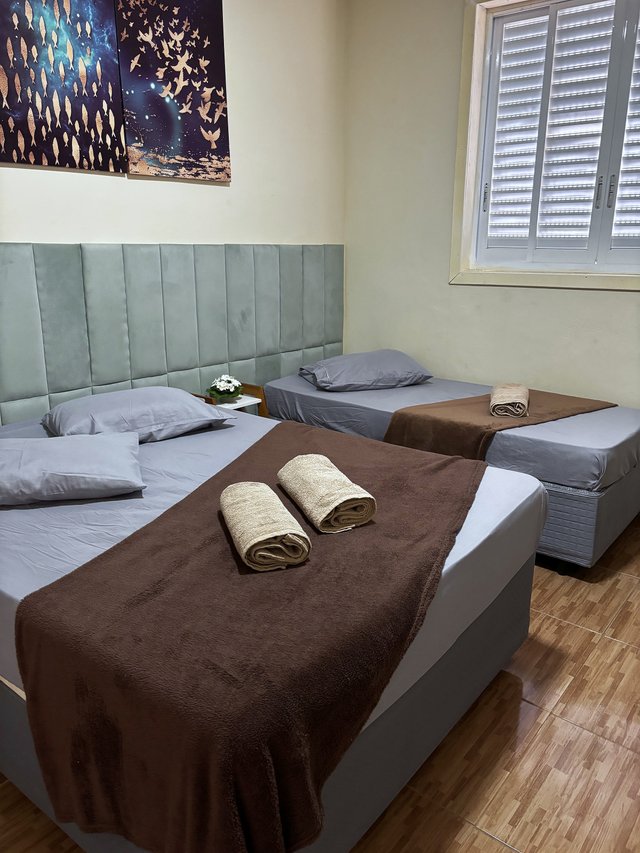 Quarto Azul — Criado-mudo com vaso de violetas
