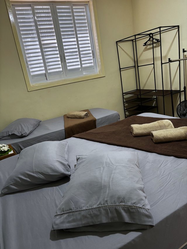 Quarto Azul — Segunda cama com janela em cobogó branco