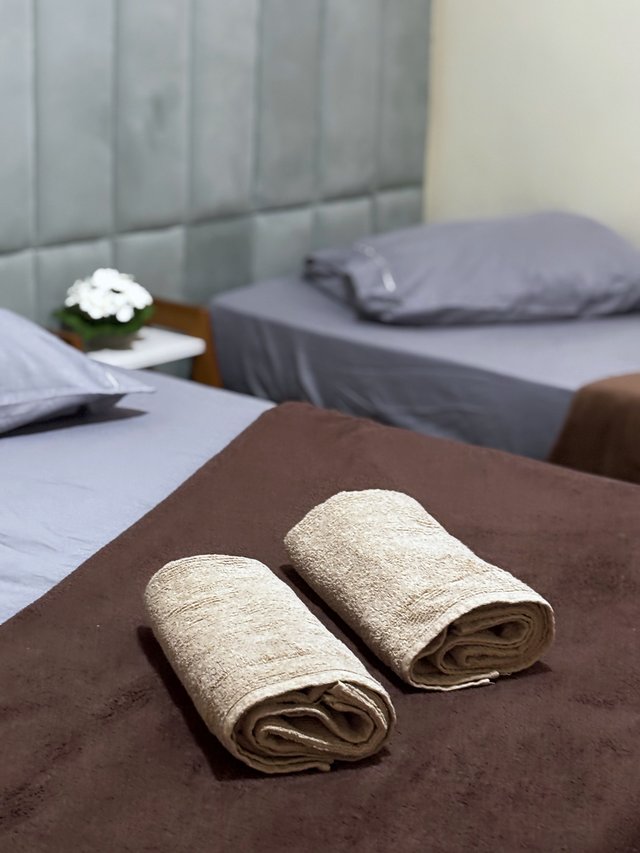 Quarto Azul — Toalhas dobradas sobre a cama