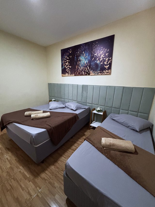 Quarto Azul — Vista da entrada do quarto com cama ao fundo