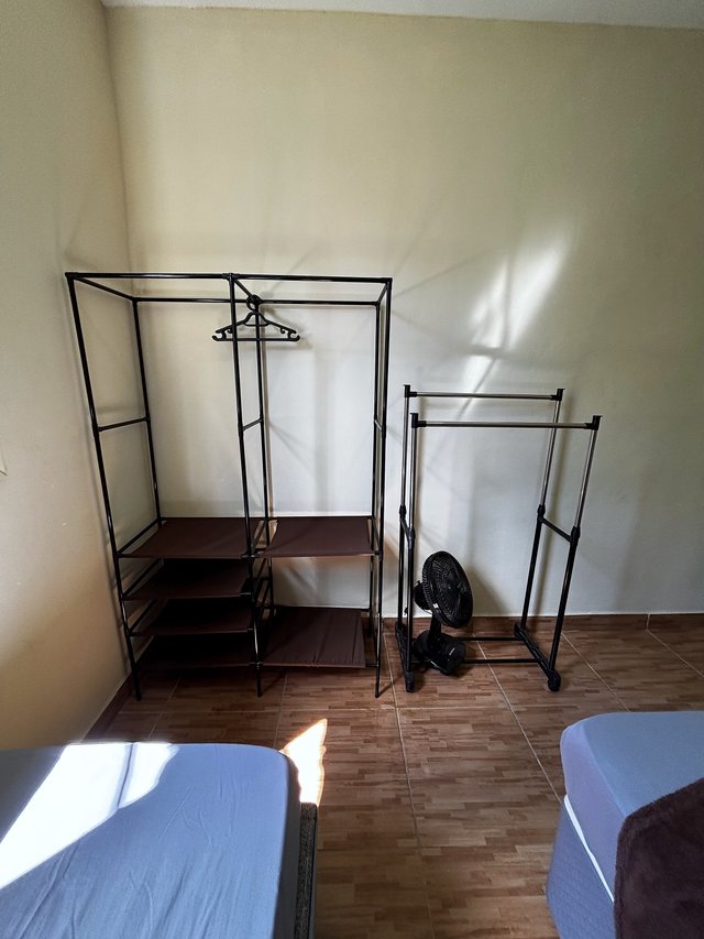 Quarto Azul — Vista lateral, com cama e poltrona
