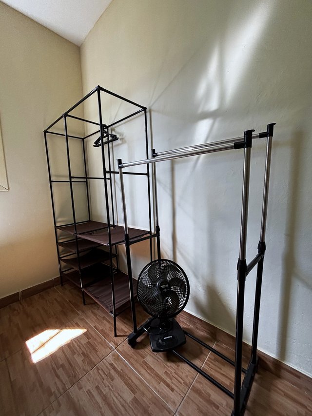 Quarto Azul — Janela com cortina e vista para fora