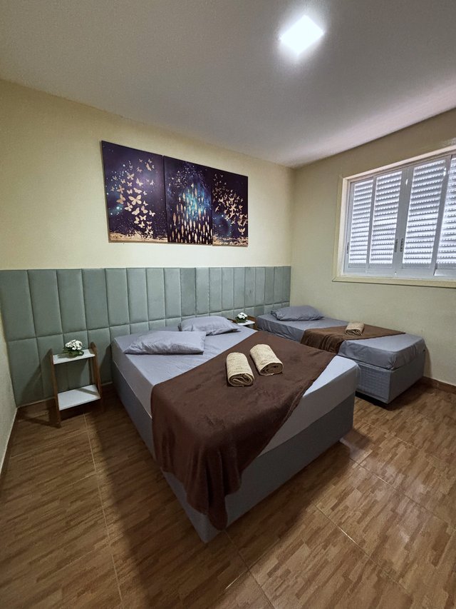 Quarto Azul — Detalhe do quadros de borboletas e iluminação