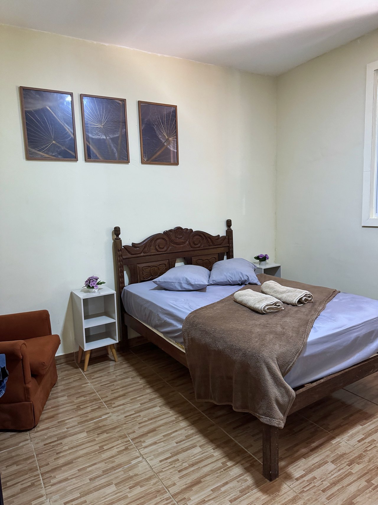 Quarto suíte do Sítio Recanto dos Ipês — cama queen com enxoval completo