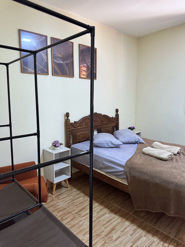 Quarto do Casal — Ambiente com cama, criado-mudo e estrutura de armário