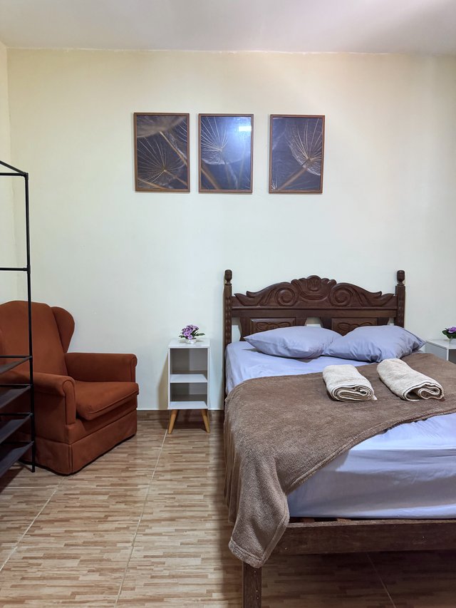Quarto do Casal — Cabeceira entalhada com toalhas dobradas