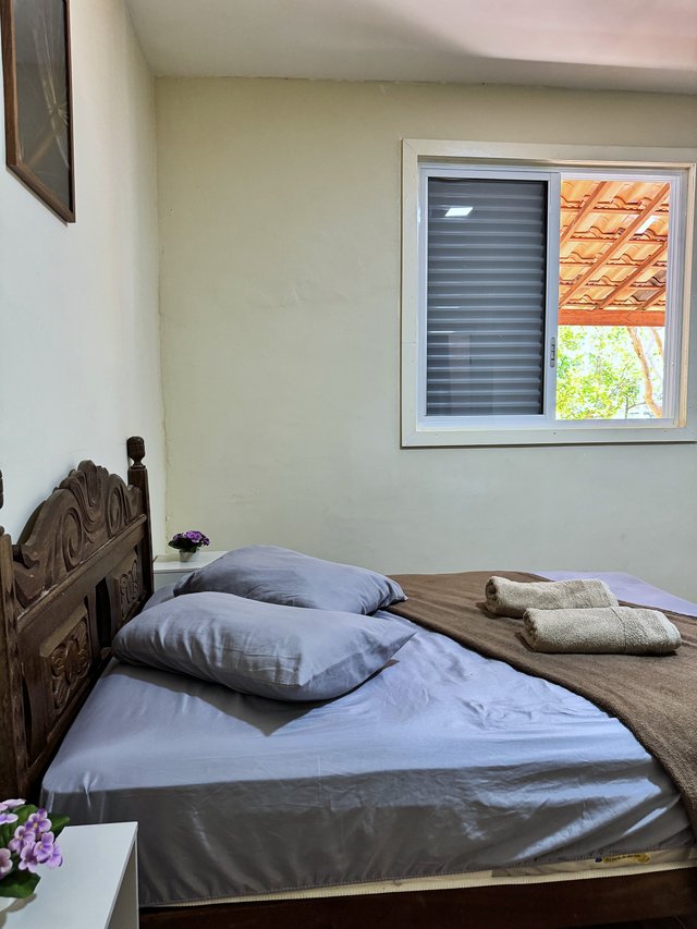 Quarto do Casal — Tapete sob a cama e janela à frente