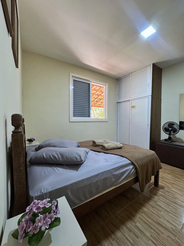 Quarto do Casal — Segunda cama com guarda-roupa e ventilador ao lado