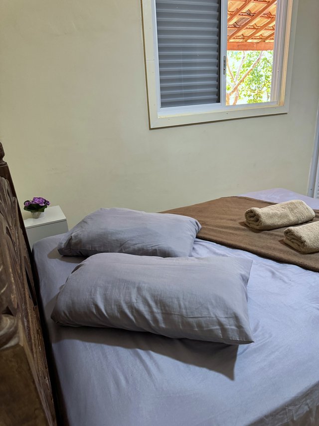 Quarto do Casal — Criado-mudo com violetas frescas