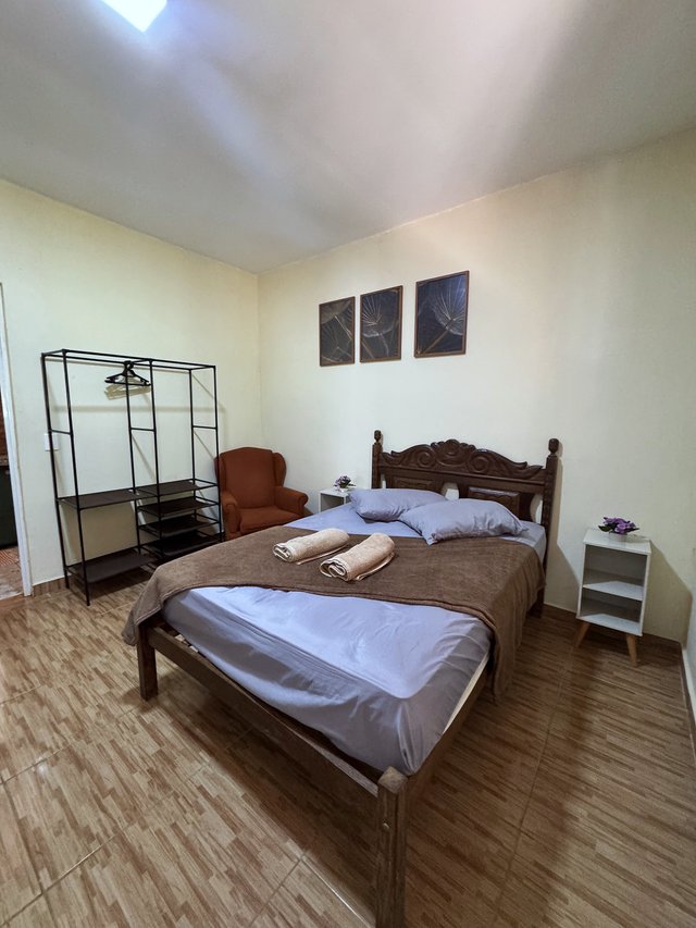 Quarto do Casal — Vista da porta do banheiro suite com bancada visível