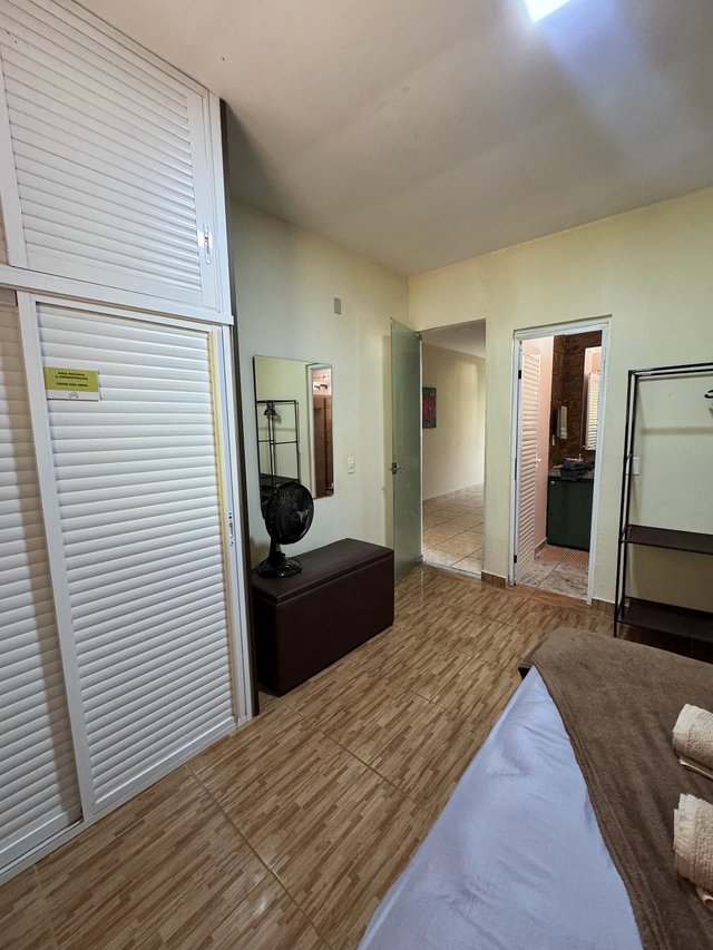 Quarto do Casal — Vista da cama com guarda-roupa lateral