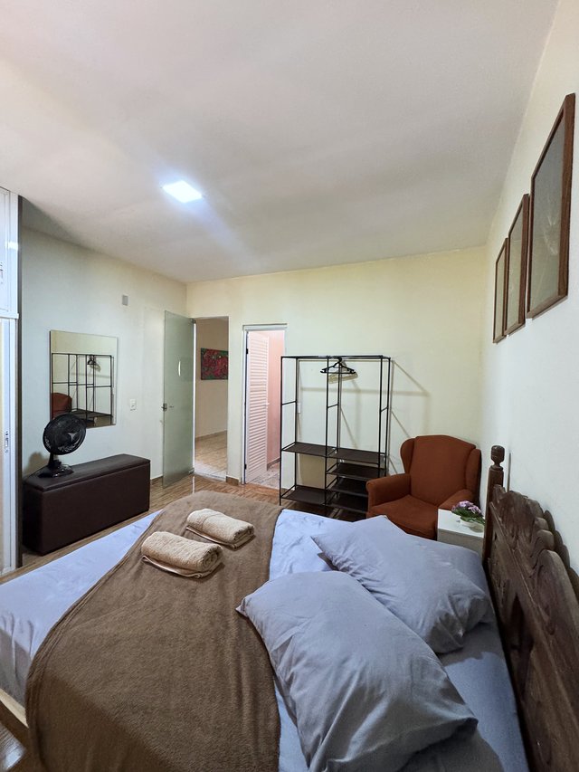 Quarto do Casal — Espaço aberto, com poltrona e cama