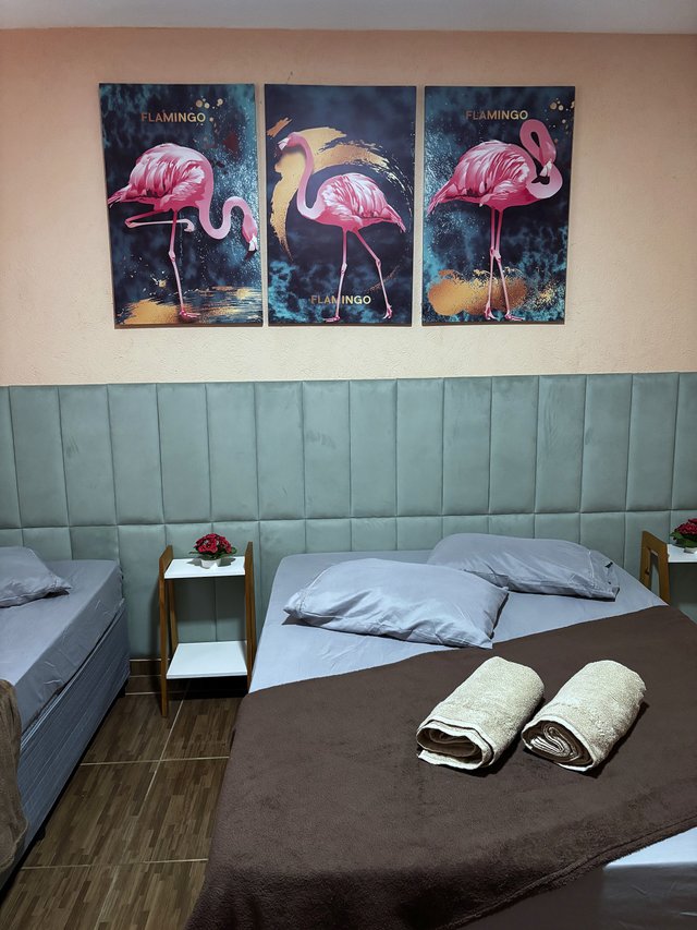 Quarto Flamingo — Duas camas e decoração tropical