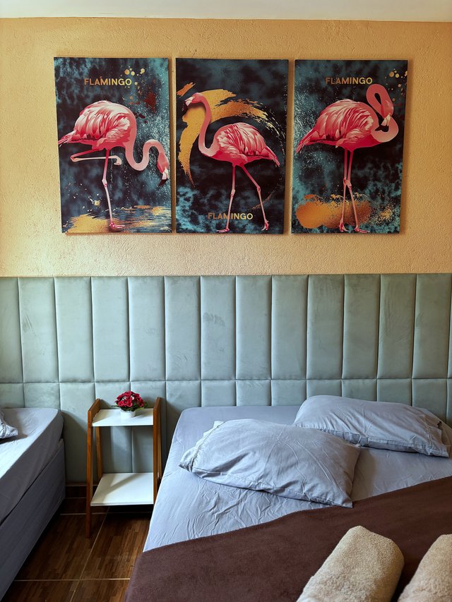 Quarto Flamingo — Quadro central com flamingo dourado