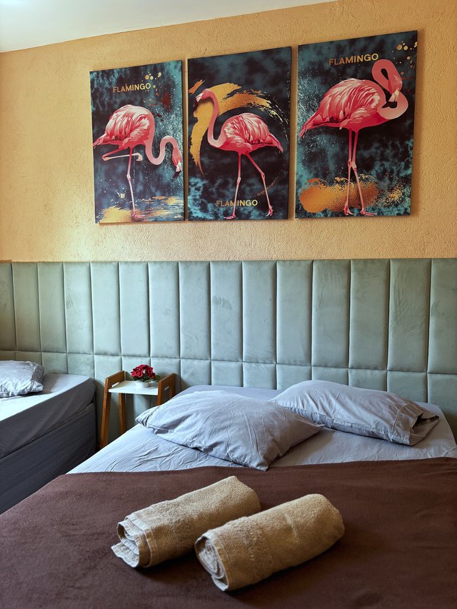 Quarto Flamingo — Vista da segunda cama com cabeceira capitonê