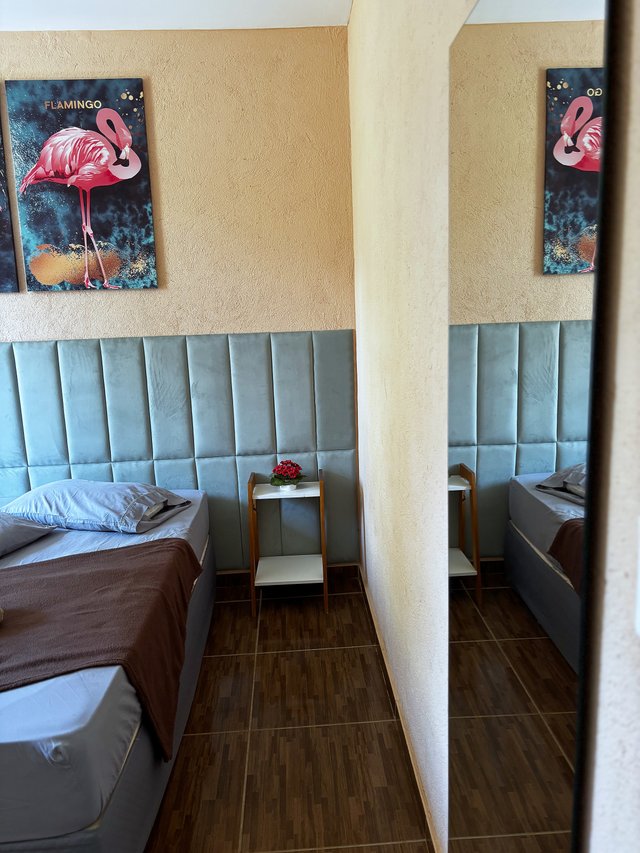 Quarto Flamingo — Criado-mudo florido na decoração